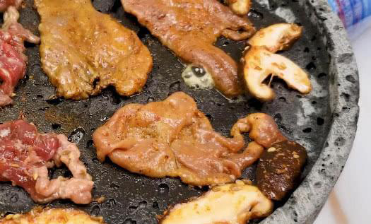 The barbecue plate made of 95 yuan rock is used by the anchor to bake ox tongue. Is it more delicious?